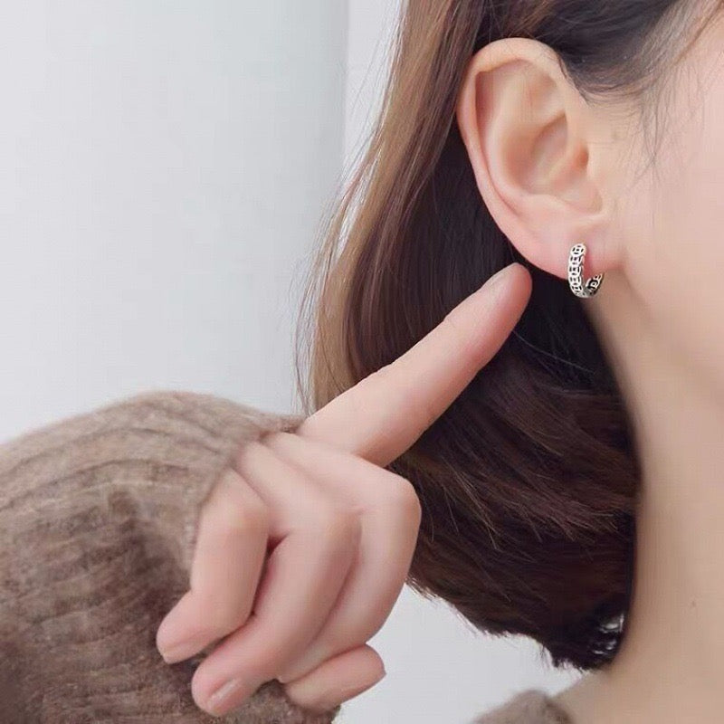 Tong Qian Huggie Hook Earring S990