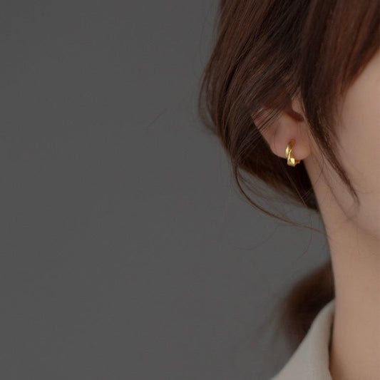 Ivy Thick Twisted Huggies Earring